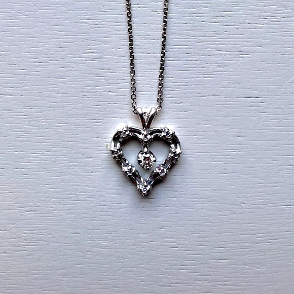 💎 14 Karat Gold Diamond Heart Necklace 💎 - Picture 1 of 4